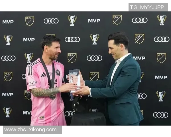 15岁卡布拉尔荣获梅西杯冠军最佳射手与MVP合照引发热议