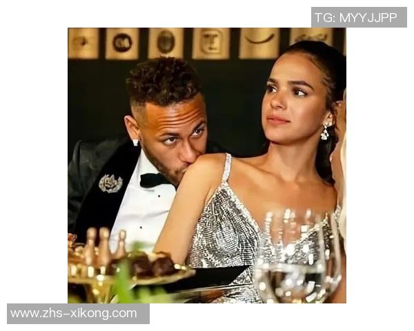 内马尔与女友布鲁娜携手庆祝圣诞节温馨合照中抱着两个可爱女儿