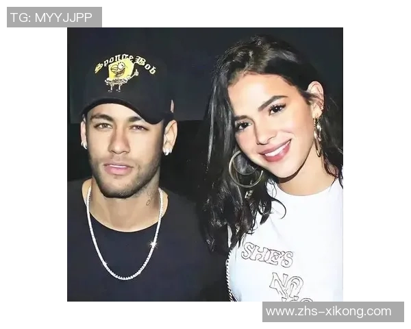 内马尔与女友布鲁娜携手庆祝圣诞节温馨合照中抱着两个可爱女儿